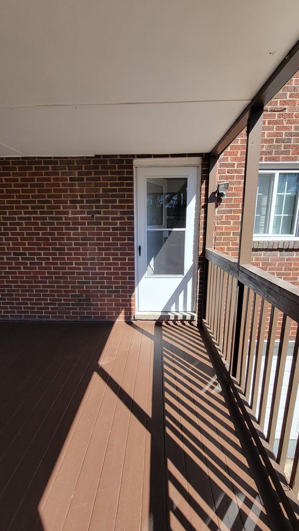 Building Photo - Spacious Three Bedroom Home