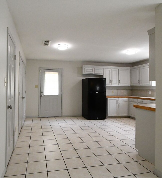 Building Photo - Move-In Ready, Beautifully Updated 3BR/2BA Home, HUD Accepted
