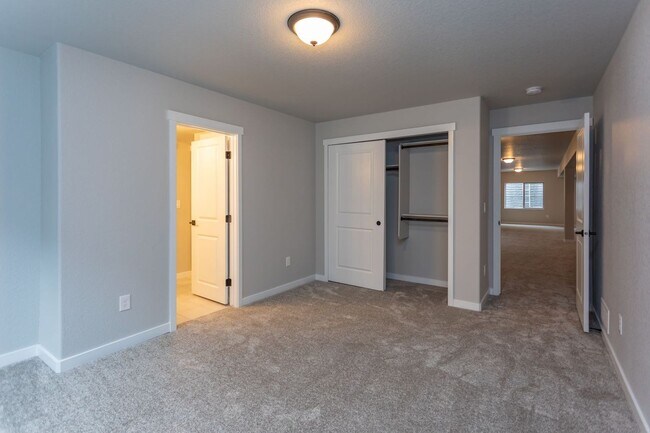 Building Photo - Exceptional 4-Bedroom Home with Dual Fireplaces, Main Level Master Suite, and Spacious Basement -...