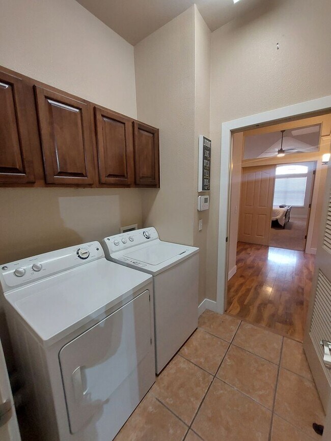 Building Photo - 4 BEDROOM 2 BATHROOM HOME 3 CAR GARAGE HOM...