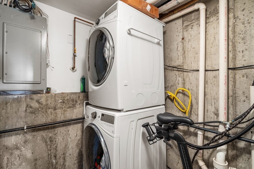 Building Photo - 137 Bolton St