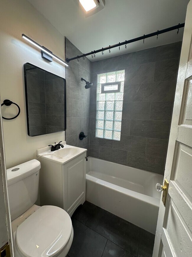 Building Photo - 121 W Keefe Ave