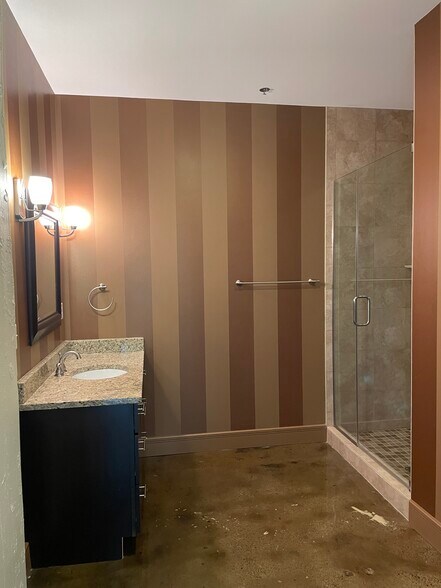 Master bathroom - 95 Perry St