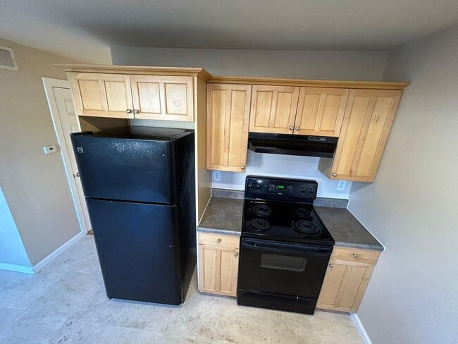 Building Photo - 2 Bedroom 1.5 Bath Townhome. Gated Community. Upgraded & 2 Parking Spaces
