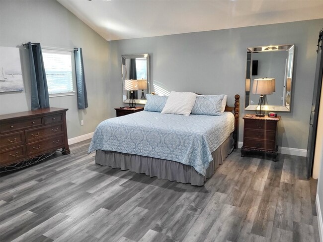 Building Photo - 1526 Lakeside Dr W