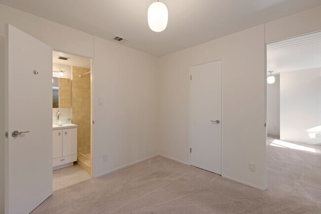 Building Photo - Stunning Mid-Century Modern 4 BR 3 BA with Bonus Room and Office