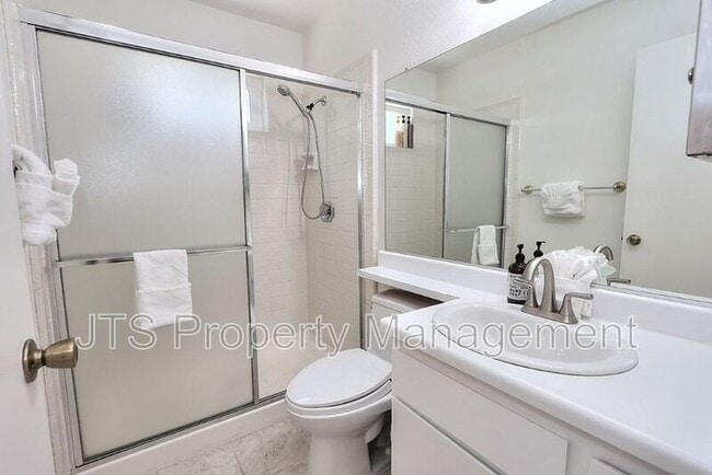 Building Photo - 6069 Kingwood Cir