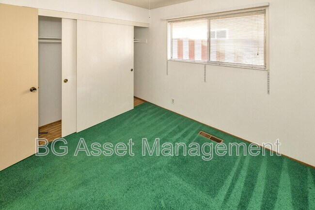 Building Photo - 2901 Doidge Ave