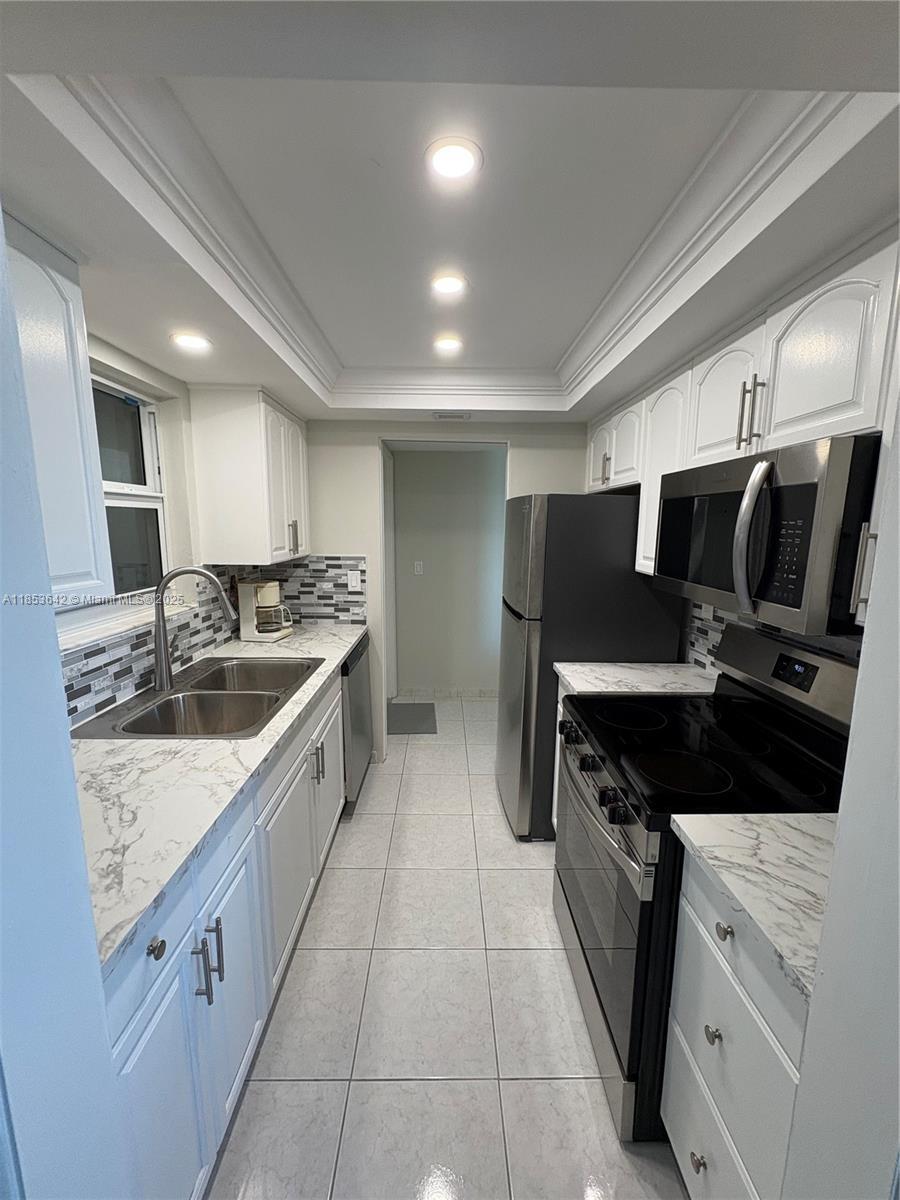 Building Photo - 1069 Hillsboro Mile