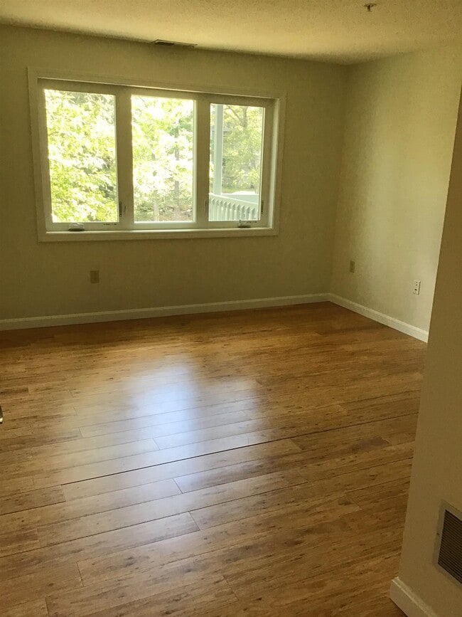 Building Photo - 12 Ledgewood Hills Dr