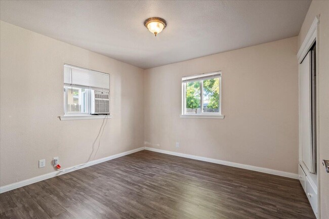 Building Photo - 1107 4th St