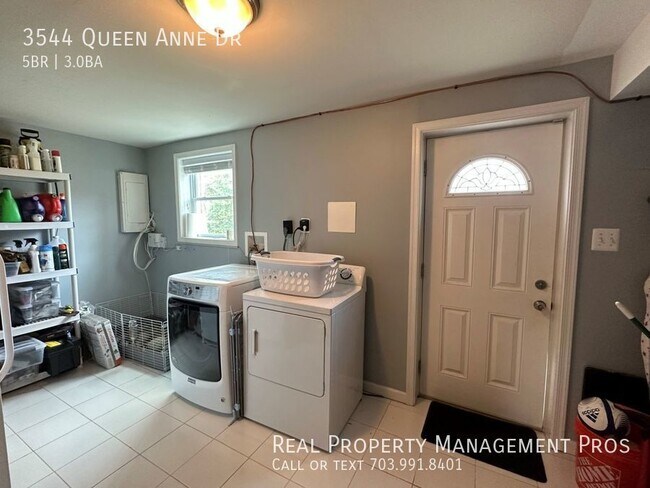 Building Photo - 3544 Queen Anne Dr