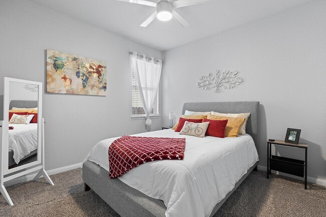 Building Photo - "Charming 3-Bedroom Retreat with 2 Baths i...