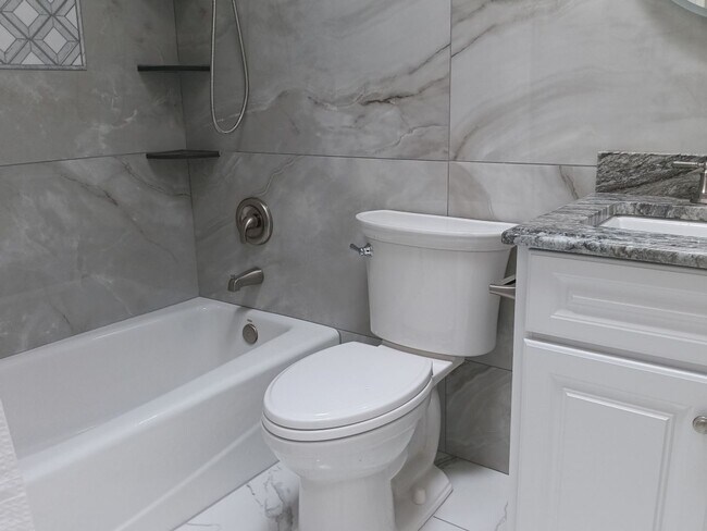 Building Photo - 3 Bedroom, 2 Bathroom Home! Schedule a Showing Soon!