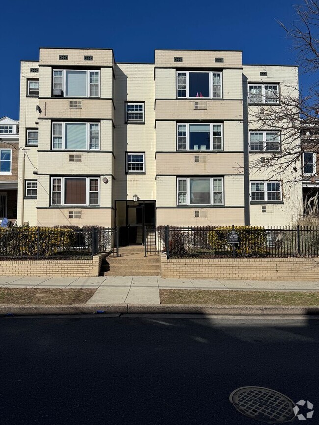 Building Photo - Studio with Full Kitchen, Granite, Dishwas...