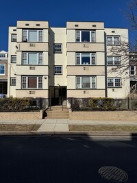 Building Photo - Studio with Full Kitchen, Granite, Dishwas...