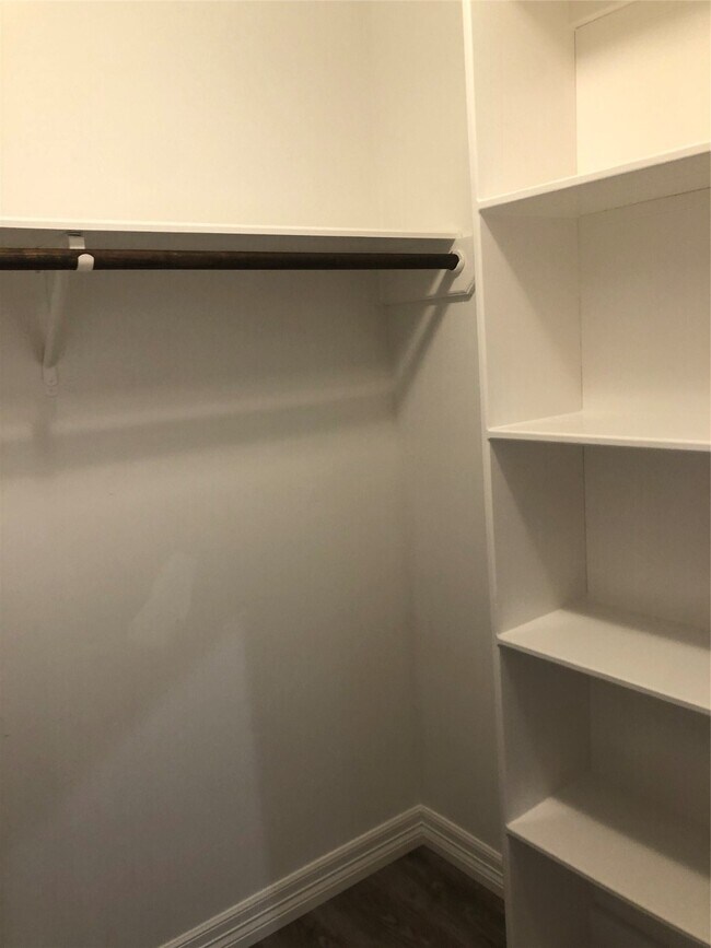 Building Photo - 135 Lakeside Dr