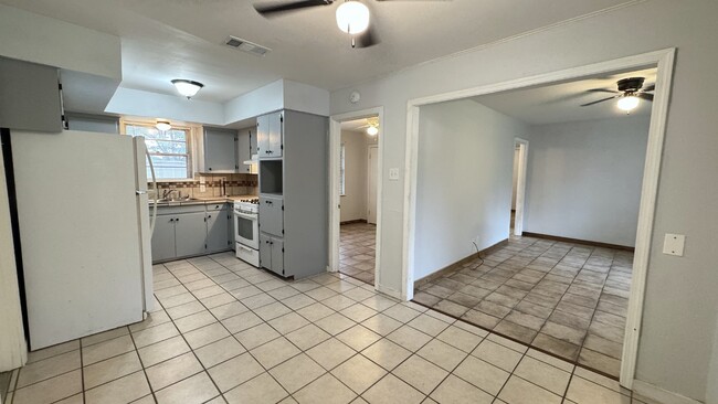 Building Photo - 202 Gross St