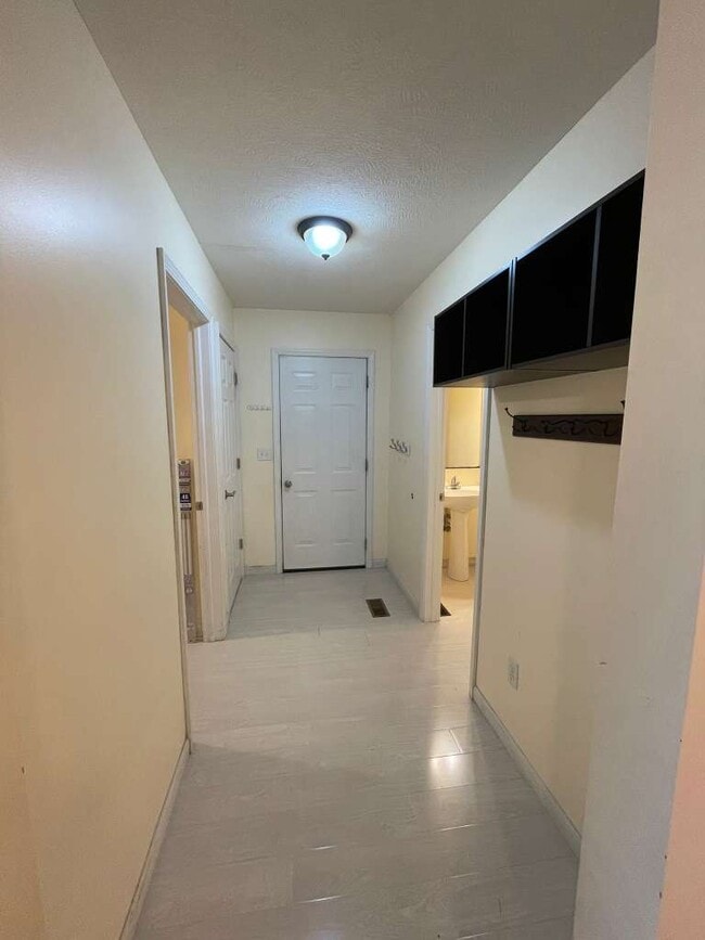 Building Photo - 6170 Ravenhill Rd