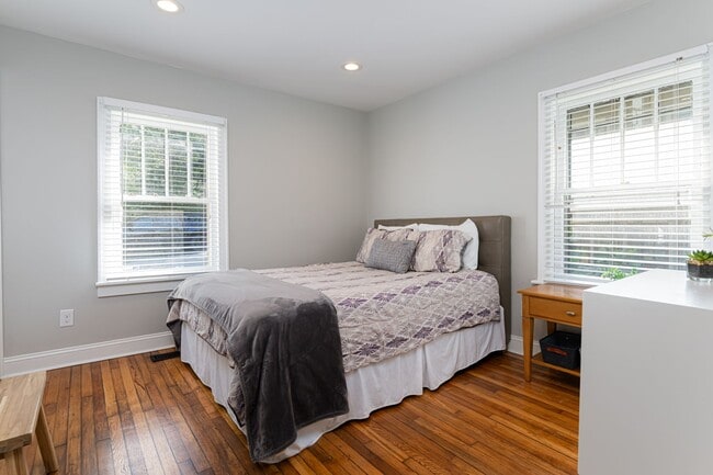 Building Photo - Beautifully Updated House - Awesome Montford Location