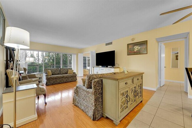 Building Photo - 3150 N Palm Aire Dr