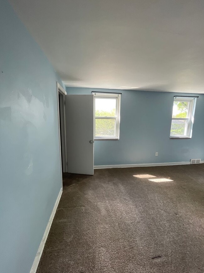 Building Photo - 2 bed 1.5 bath home in Pittsburgh Pa!