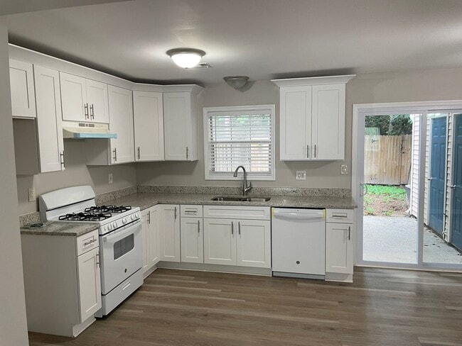 Building Photo - Remodeled Updated Townhome in Great Kennesaw Location! Near Kennesaw State University, Interstate...