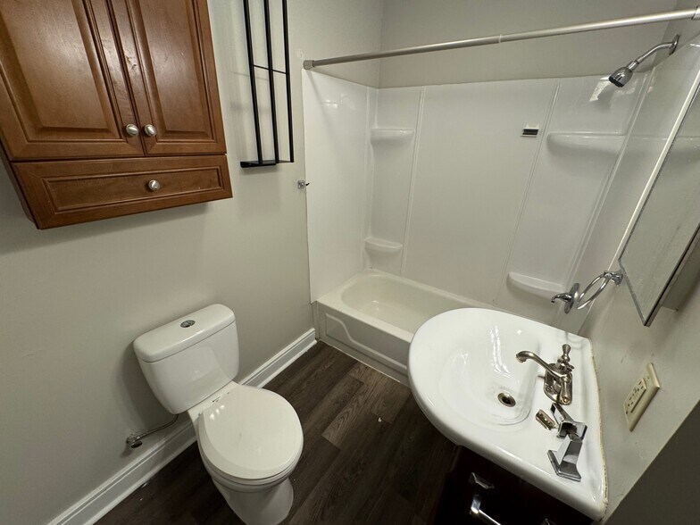 full bath - 1230 Highland St