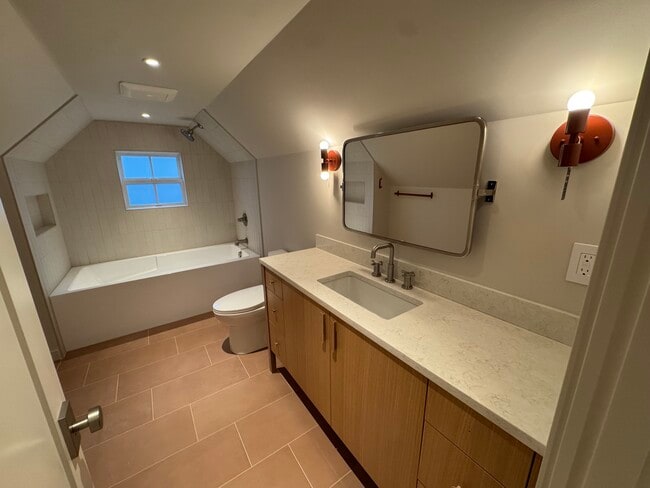 Building Photo - 2034 SE 28th Pl