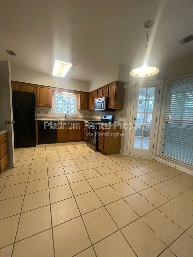 Building Photo - 940 Club Chase Ct