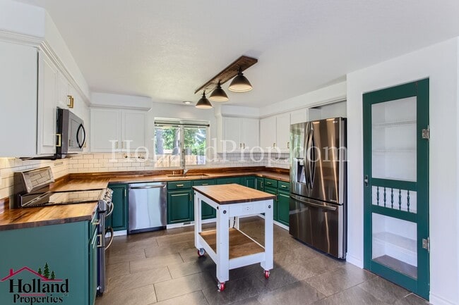 Building Photo - Charming & Spacious 3-Bed, 2-Bath Home in Peaceful North Plains!