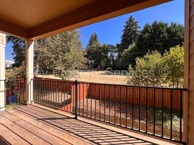 Building Photo - AVAILABLE NOW! Hazel Dell 5 Bedroom Close ...