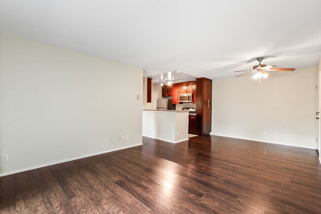 Building Photo - Top Floor 1Bd/1Ba Condo Community with Ten...