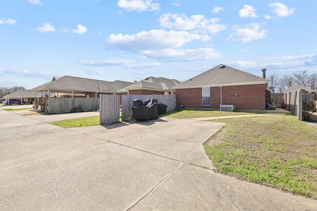 Building Photo - 1225 Westfield Ln