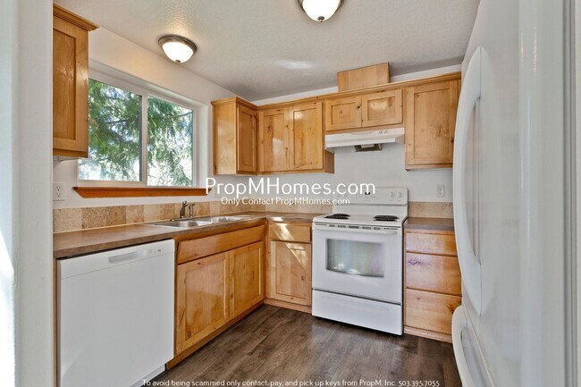 Building Photo - Charming Three Bedroom Newberg Home - Corner Lot!