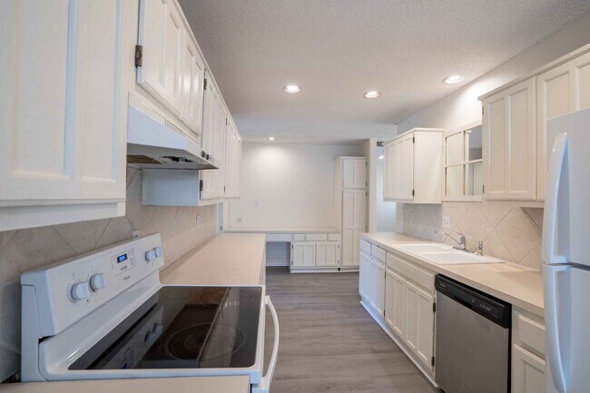 Building Photo - Spacious Brick Ranch in Union School District.