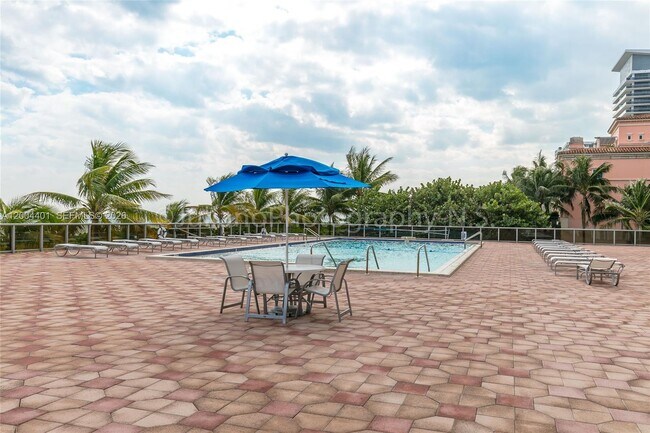 Building Photo - 6039 Collins Ave