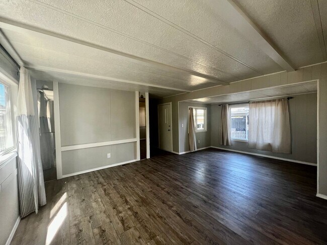 Building Photo - Newly Remodeled 3-Bedroom on Fully-Fenced Lot