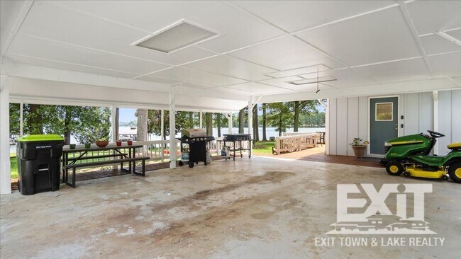 Building Photo - Gorgeous Waterfront Property with 4 Bedroo...