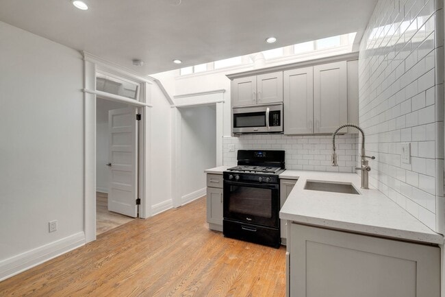 Building Photo - This spacious 1 bed, 1 bath apartment in a small, peaceful property in prime Lincoln Heights is n...