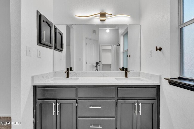 Building Photo - 7489 Plaza Redonda Dr