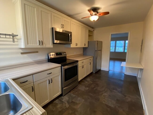 Building Photo - Two-Bedroom Apartment Directly Across from Forest Hill Park. Great Location!