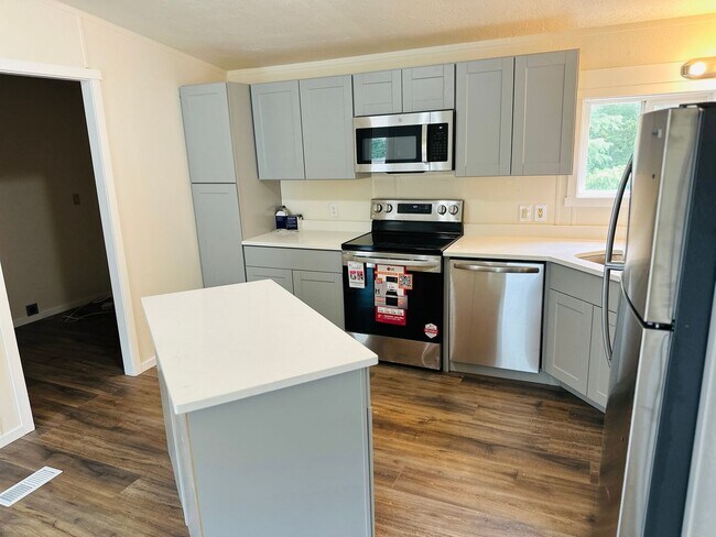 Building Photo - Newly Remodeled Acreage Property