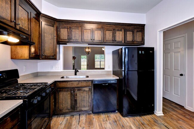 Building Photo - Coventry Townhome Move In Ready.
