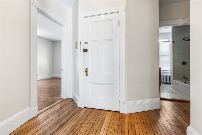 Building Photo - 5 Fairbanks St