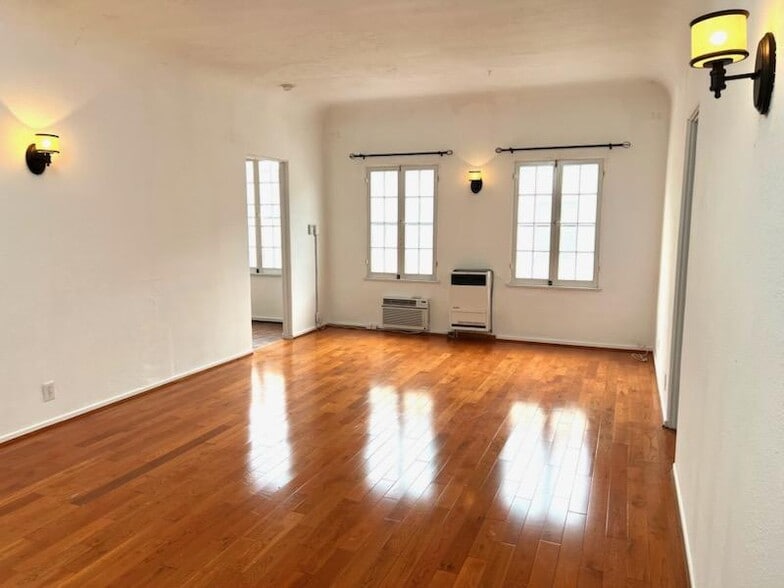 Building Photo - 140 Roxbury Dr