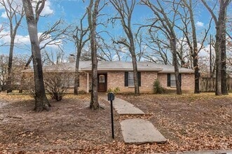 Building Photo - 912 Madison Dr