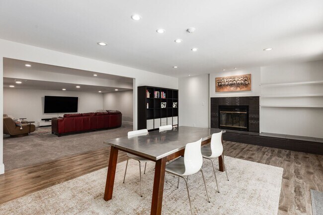 Building Photo - Stunning 5-Bedroom Modern Home with Panora...