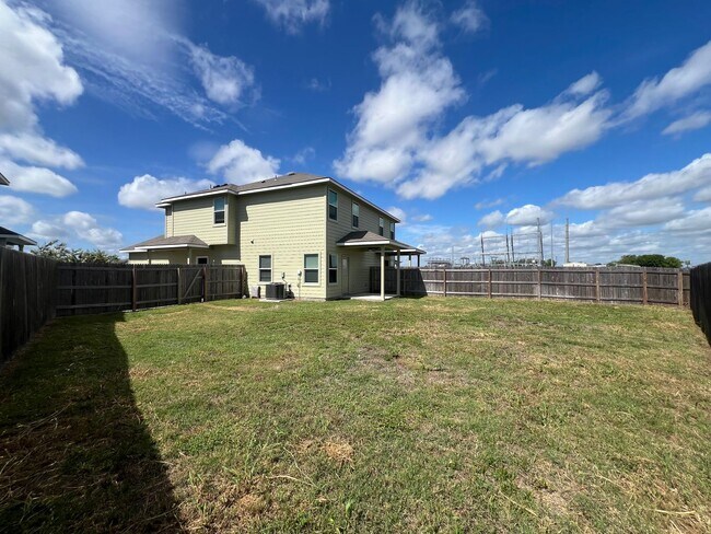 Building Photo - 2-Story Luxury duplex in Seguin