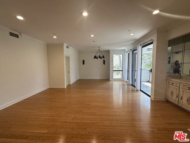 Building Photo - 324 N Palm Dr